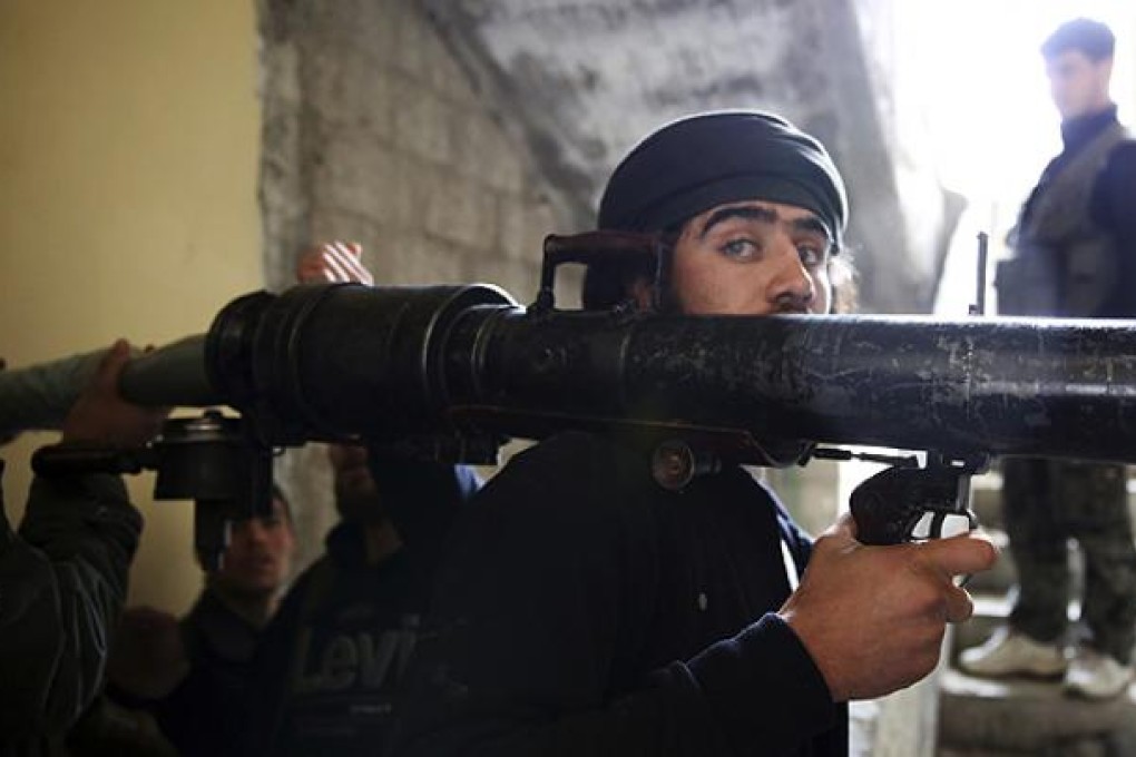 A Syrian rebel fighter prepares to fire a recoilless gun in the Haresta, Damascus. Photo: Reuters