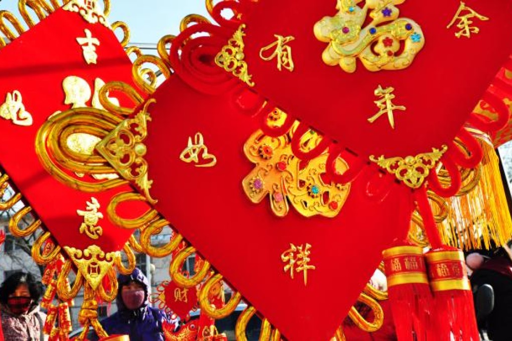 Customers pick Spring Festival decorations in Zibo City, Shandong Province on Feb 7, 2013. Photo: Xinhua