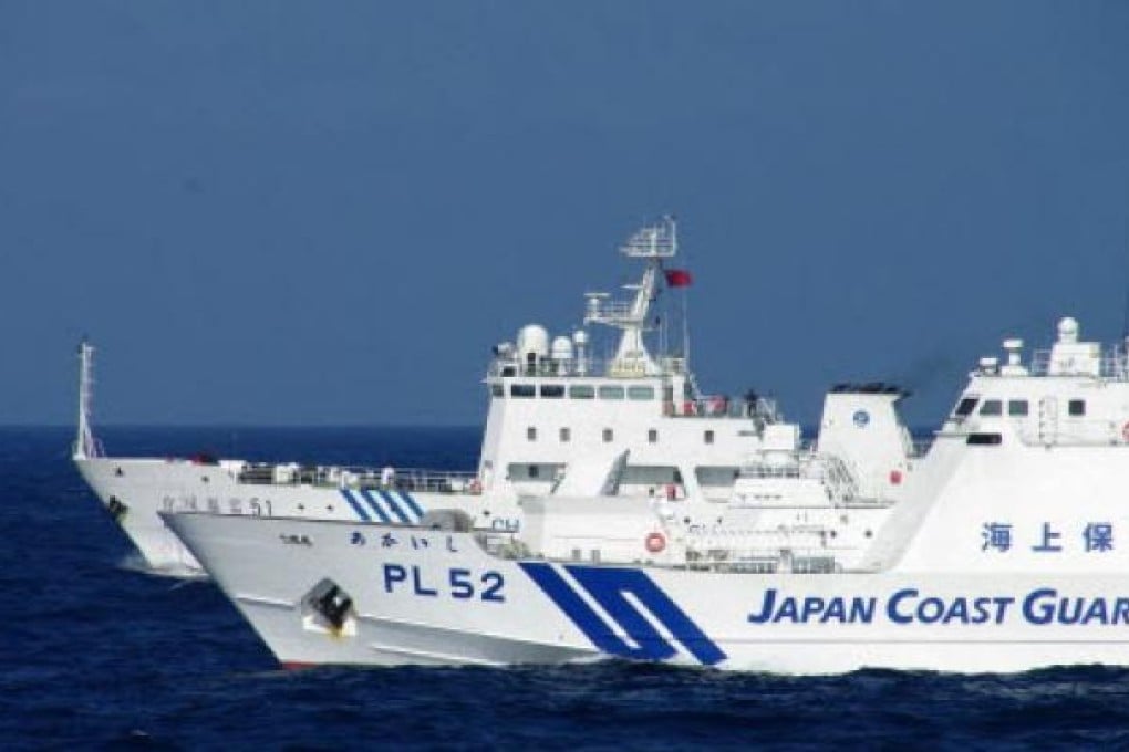 AChinese marine surveillance ship (back L) alongside a Japan Coast Guard ship near the disputed islets  in the East China Sea.Photo: AFP