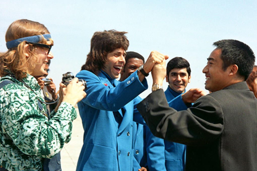 Zhuang Zedong shakes hands with US table tennis player Glenn Cowan during a visit to the United States in 1972. Photo: Xinhua