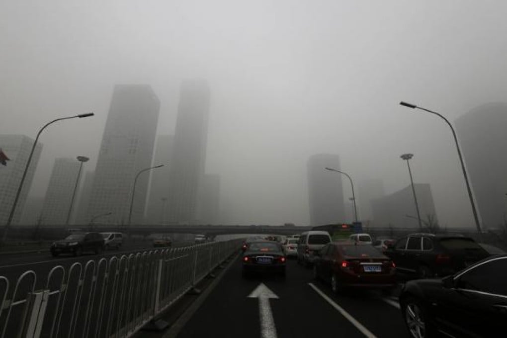 Cars drive on Jianguo Road on a heavily hazy day in Beijing. Photo: Reuters