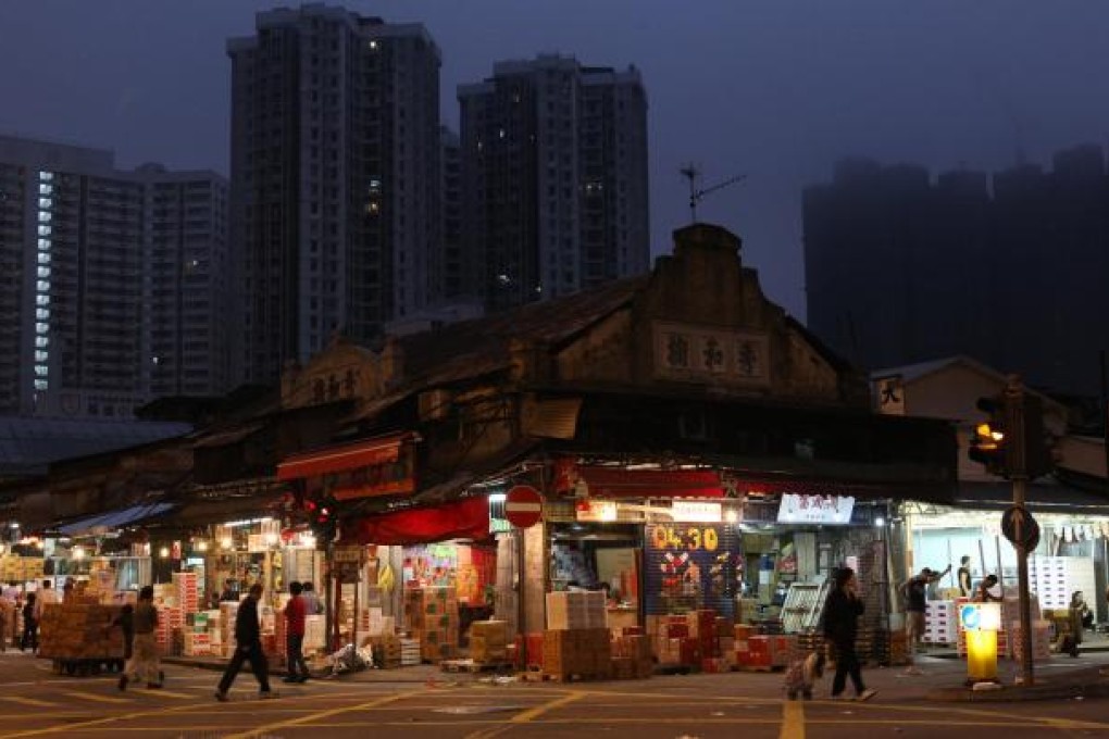 Sellers already packing up at Yau Ma Tei wholesale fruit market at 6.20am. Photo: Nora Tam
