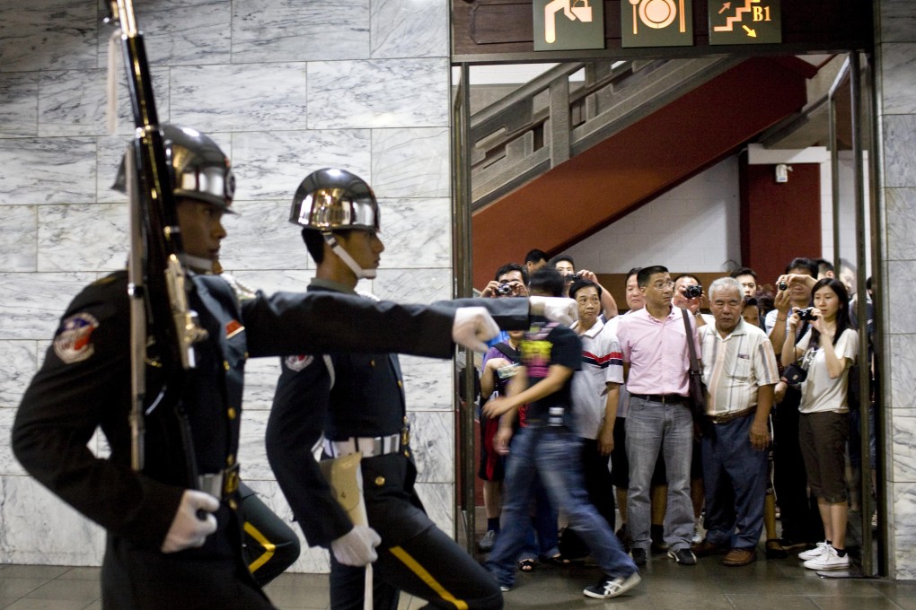 Mainland tourists watch the guards during a visit to the Sun Yat-sen Memorial Hall in Taipei. Photo: NYT