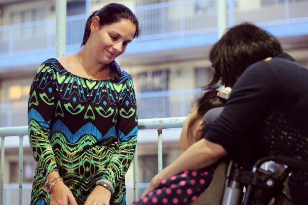 Christina Hellmann of the Joshua Hellmann Foundation helping Cheng Kwan-yee and her mother Manda. Photo: Dickson Lee