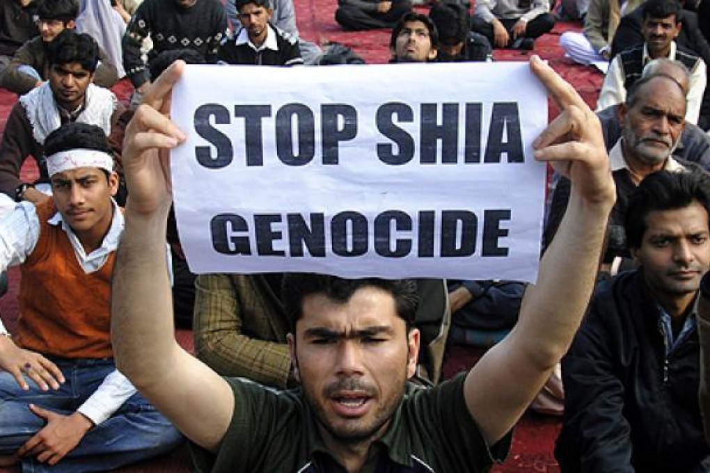 Shiite Muslims shout slogans during a protest in Lahore on Monday, condemning the terrorist bomb attack on Saturday that killed 90 people in Quetta. Photo: Xinhua