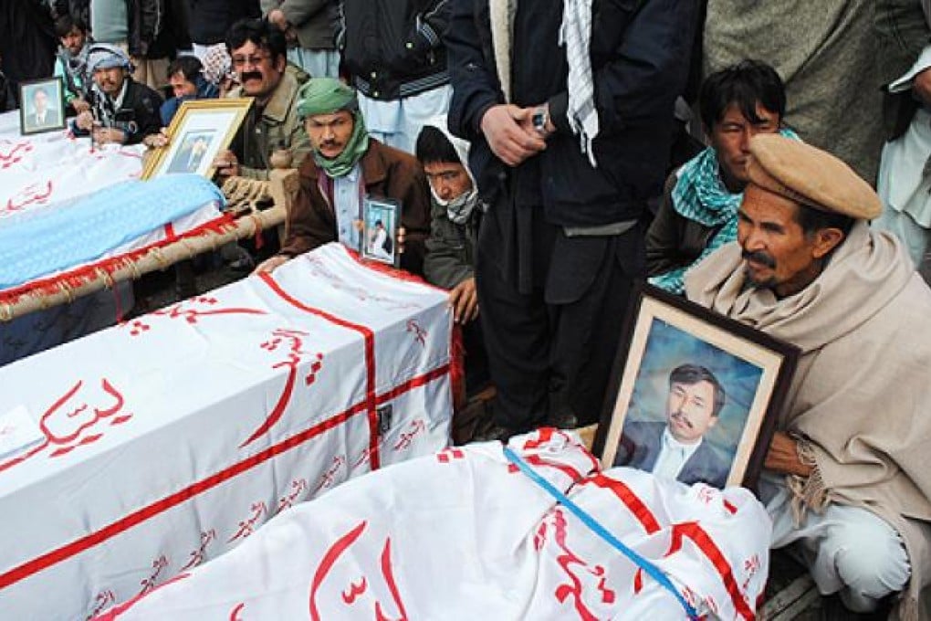 Pakistani Shiite Muslims prepare to burry the victims of the Quetta bomb blast, after they announced to end their protest on Wednesday. Photo: EPA
