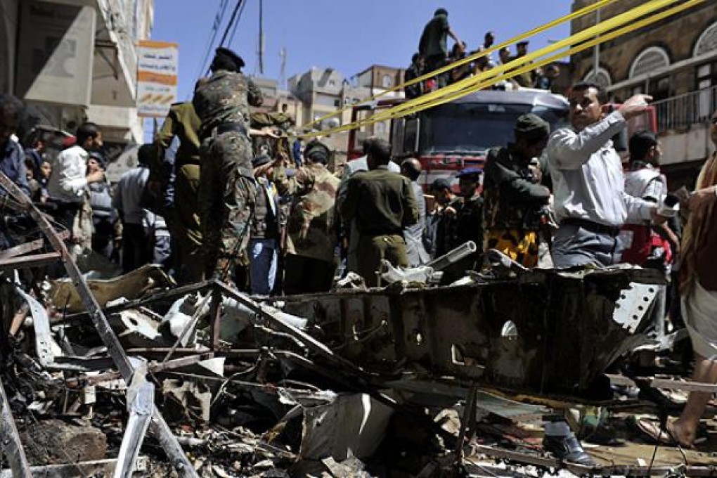 Policemen collect wreckage of the crashed plane in Sanaa, Yemen. Photo: Xinhua