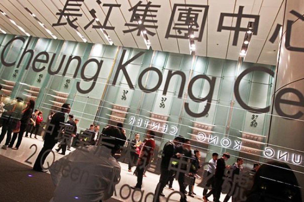 Potential buyers for Apex Horizon hotel units in Kwai Chung flock to the Cheung Kong Center in Central. Photo: Sam Tsang