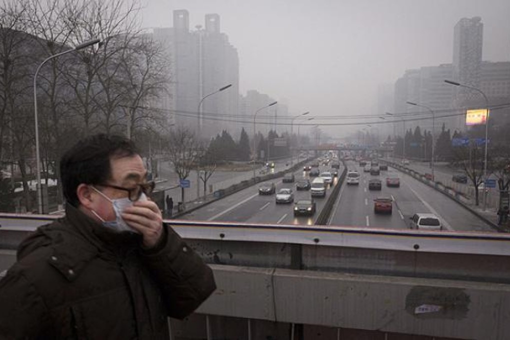 Heavy smog smothers Second Ring Road in Beijing. Photo: EPA