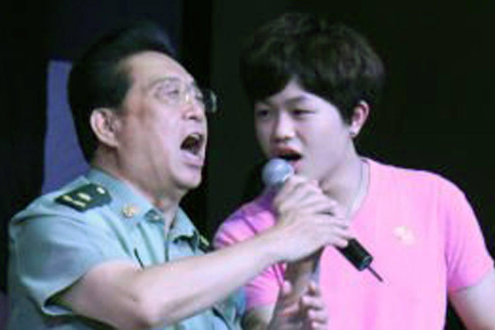 Li Shuangjiang and his son sing together. Photo: SCMP
