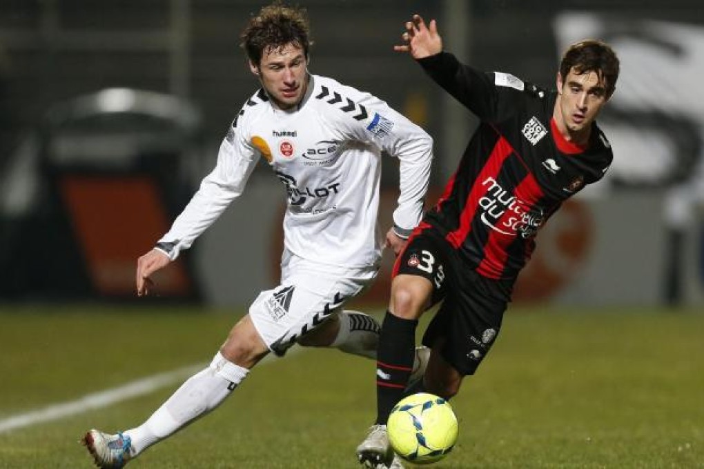 Nice defender Gregoire Puel (right) vies with Reims' Grzegorz Krychowiak during their Ligue 1 match. Photo: AFP