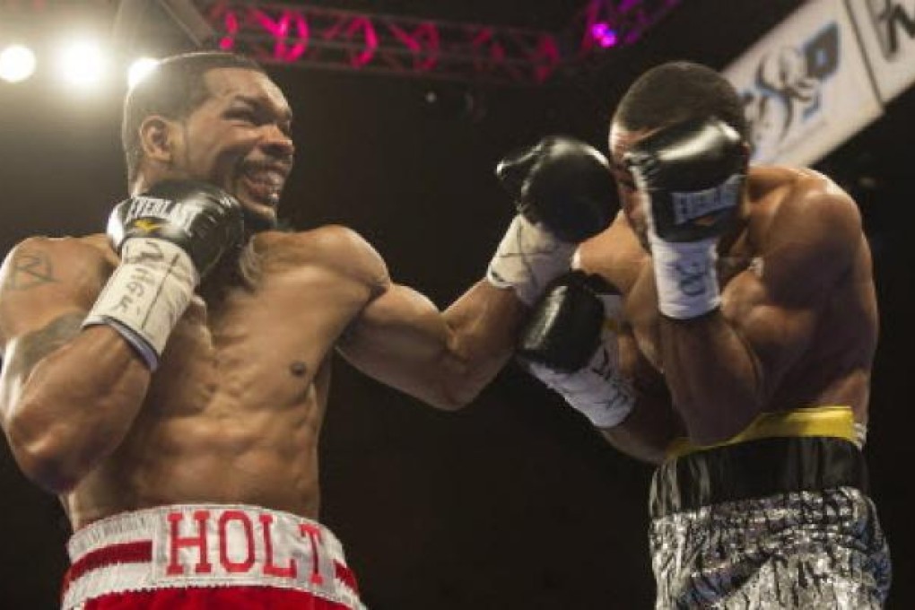 Lamont Peterson (R) defends against Kendall Holt (L) during their IBF Junior Welterweight World Championship match at the DC Armory in Washington, DC. Photo: AFP