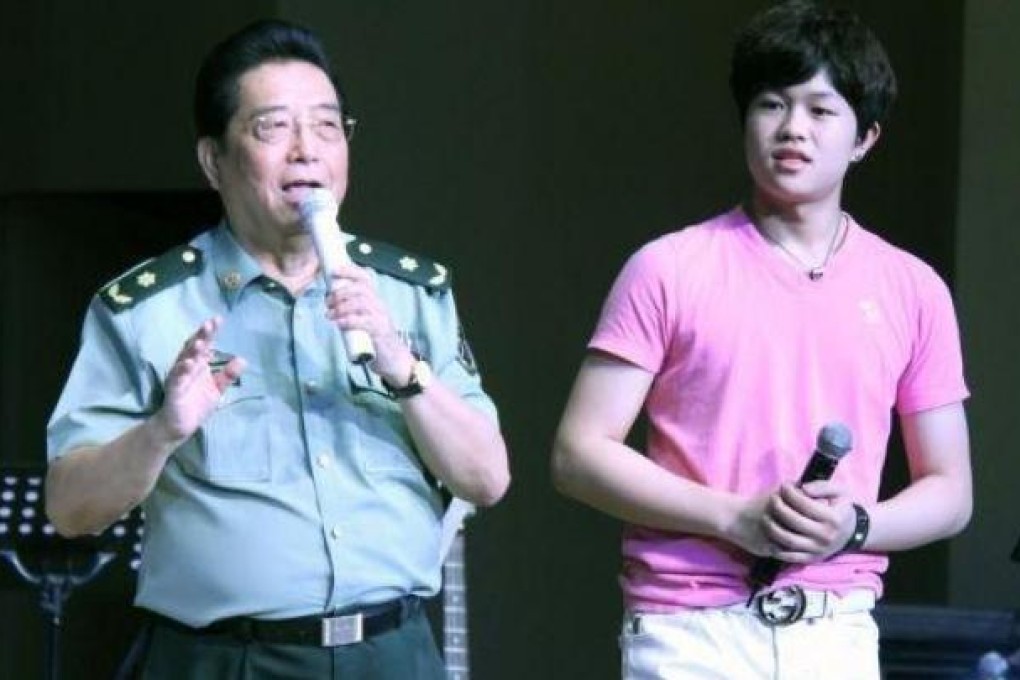 Li Guangfeng (right) with his father, Li Shuangjiang. Picture: SCMP screenshot/ibtimes