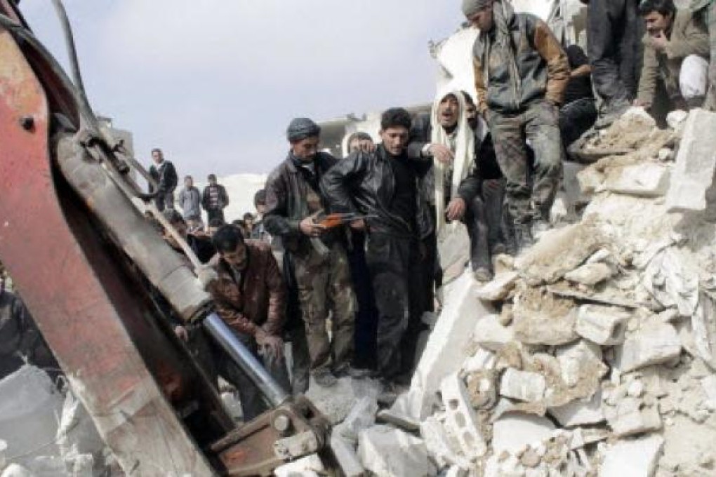 People search for survivors among the rubble after a Syrian army rocket attack on the rebel-held Jabal Badro district in the city of Aleppo. Photo: Reuters.