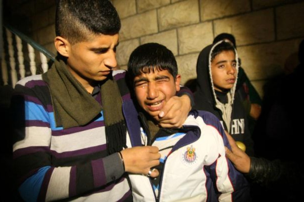 Relatives of Palestinian prisoner Arafat Jaradat mourn after the news of his death in an Israeli jails. Photo: Xinhua