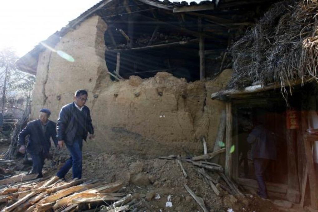 People inspect the situation after an earthquake in Yaoshan Township of Zhaotong City, southwest China's Yunnan Province, Feb. 19, 2013. Photo: Xinhua