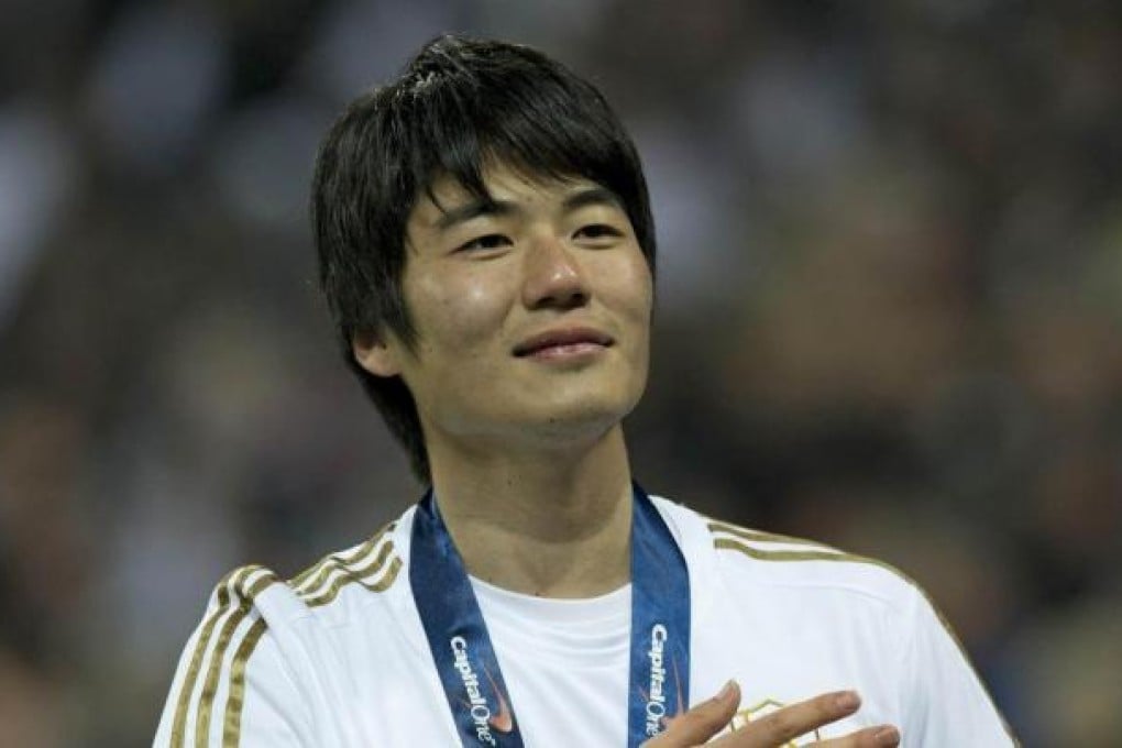 Ki Sung-yueng celebrates with his winner's medal. Photo: AFP