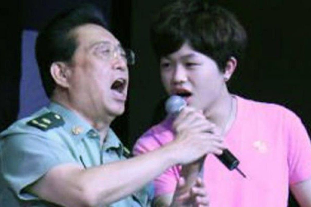 Li Shuangjiang and his son sing together. Photo: SCMP