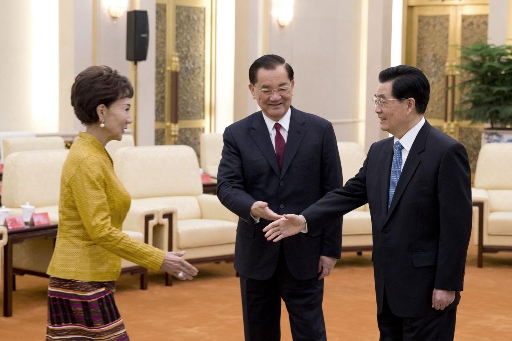 Hu Jintao meets with Lien Chan (centre), the visiting honorary chairman of the KMT, and his wife Lien Fangyu. Photo: Reuters