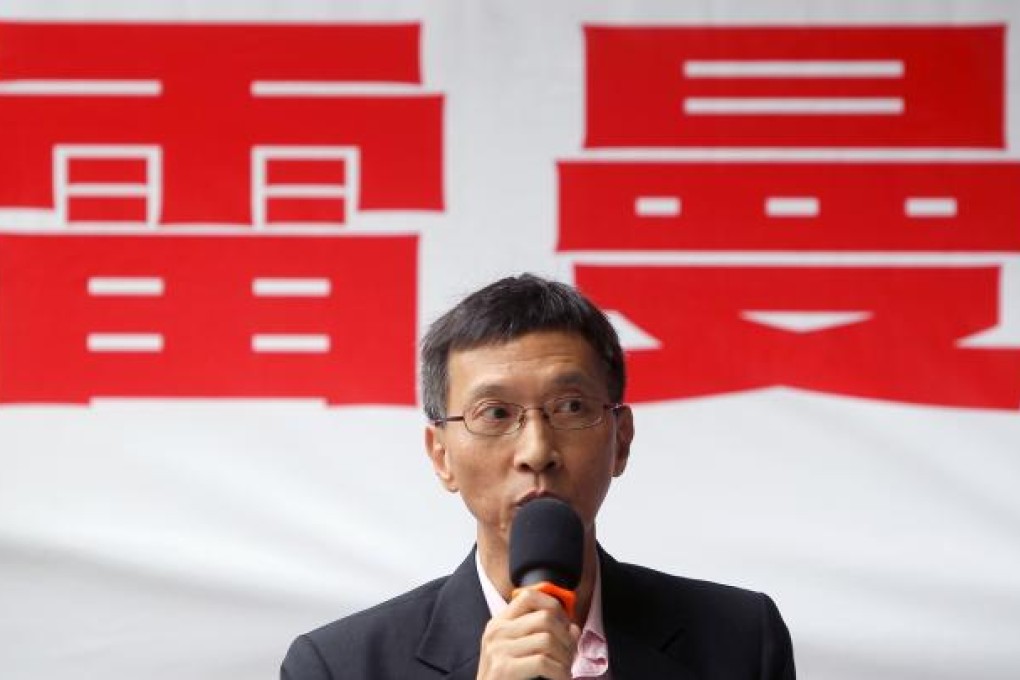 Harold Ko Ping-chung, former SFC senior manger attends a press conference with the victims of the Lehman Minibonds incident. Photo: K.Y. Cheng
