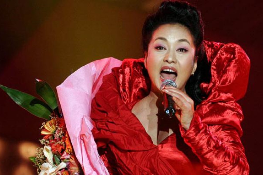 Peng Liyuan performs in Luoyang. Photo: China Foto Press