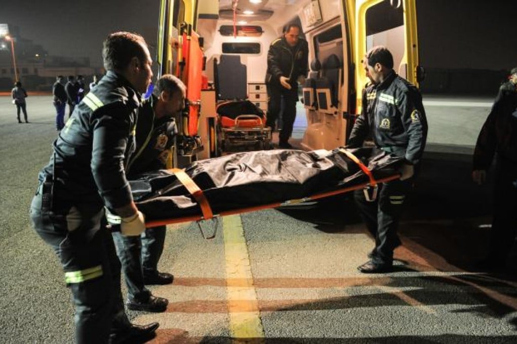 Medical workers carry the body of a victim from the balloon explosion upon arrival in Cairo. Photo: Xinhua