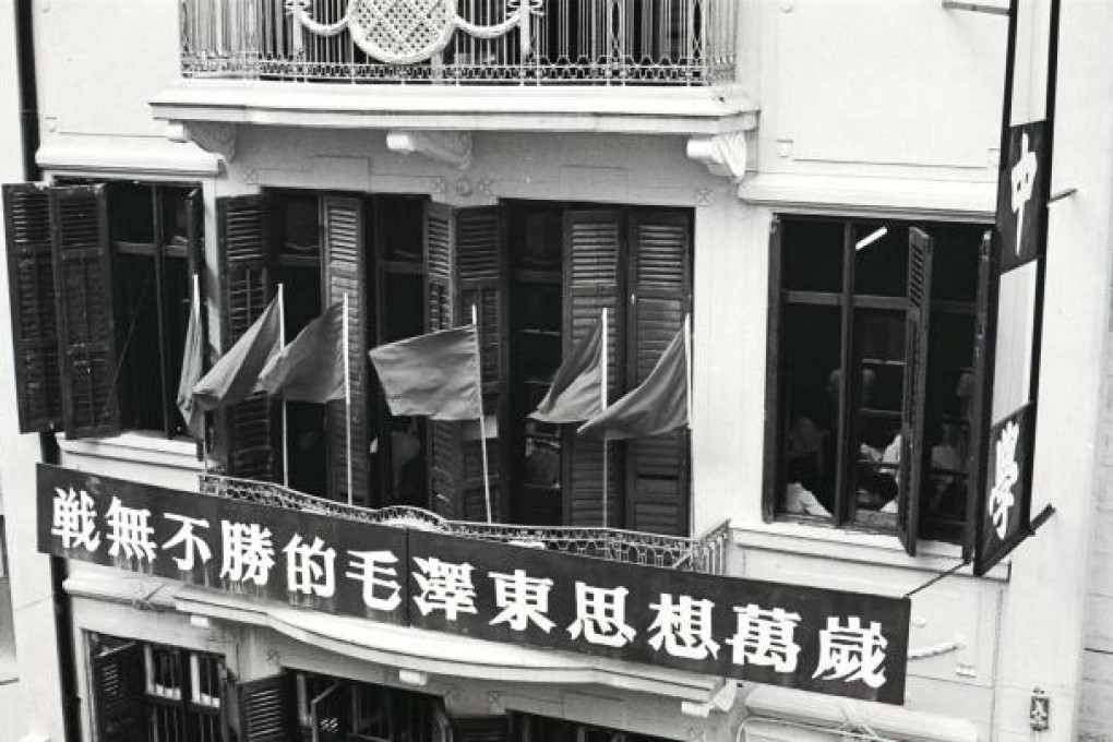 A signboard bearing the slogan "Long live the invincible thought of Chairman Mao" hangs outside a school in Hong Kong in 1968. Photos: Felix Wong; S. Pang