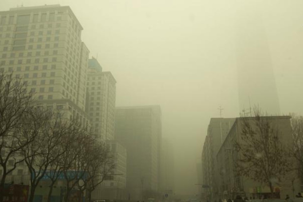 Beijing's CBD area is shrouded with smog in a heavy air pollution. Photo: Simon Song