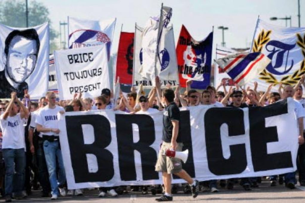 Football supporters pay tribute to Brice Taton, a French fan who died on September 29, 2009 in Toulouse, southern France. Photo: AFP