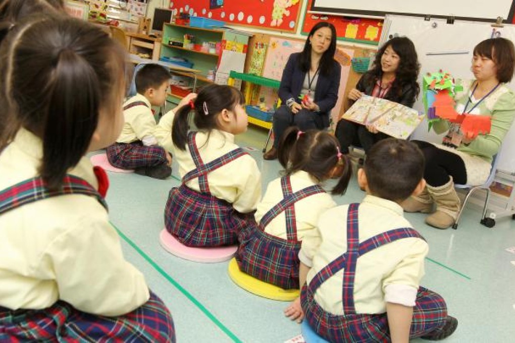 Mainland mothers share their book-reading skills with children at Tuen Mun. Photo: K.Y. Cheng
