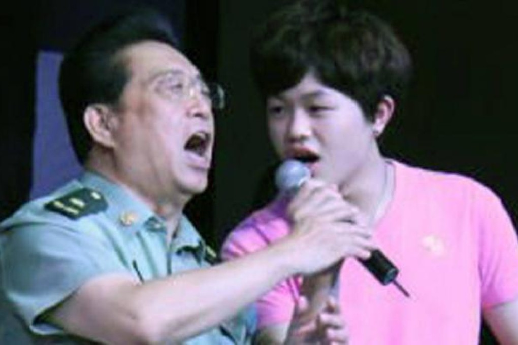 Li Shuangjiang and his son sing together. Photo: SCMP