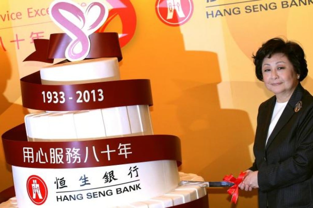 Hang Seng Bank chief Rose Lee cuts a cake to celebrate the bank's 80th anniversary. Photo: Felix Wong