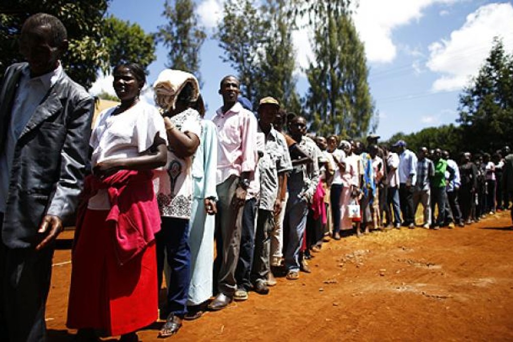 People wait in line to cast their ballots in front of a polling station in Kenya's town of Gatundu. Photo: Reuters