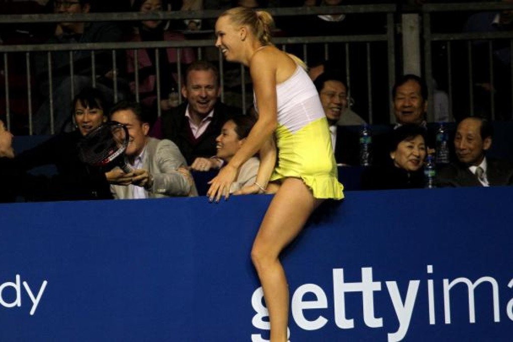 Caroline Wozniacki shares a light moment with fans at the BNP Paribas Tennis Showdown at the AsiaWorld-Expo. Photo: Felix Wong