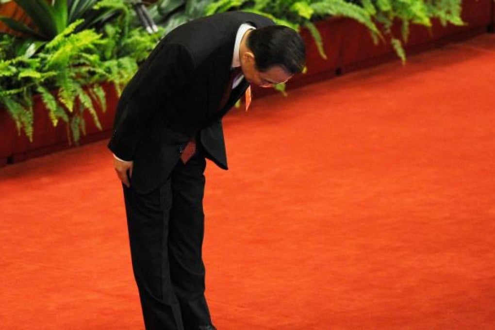 Premier Wen Jiabao bows after delivering his work report. Photo: AFP