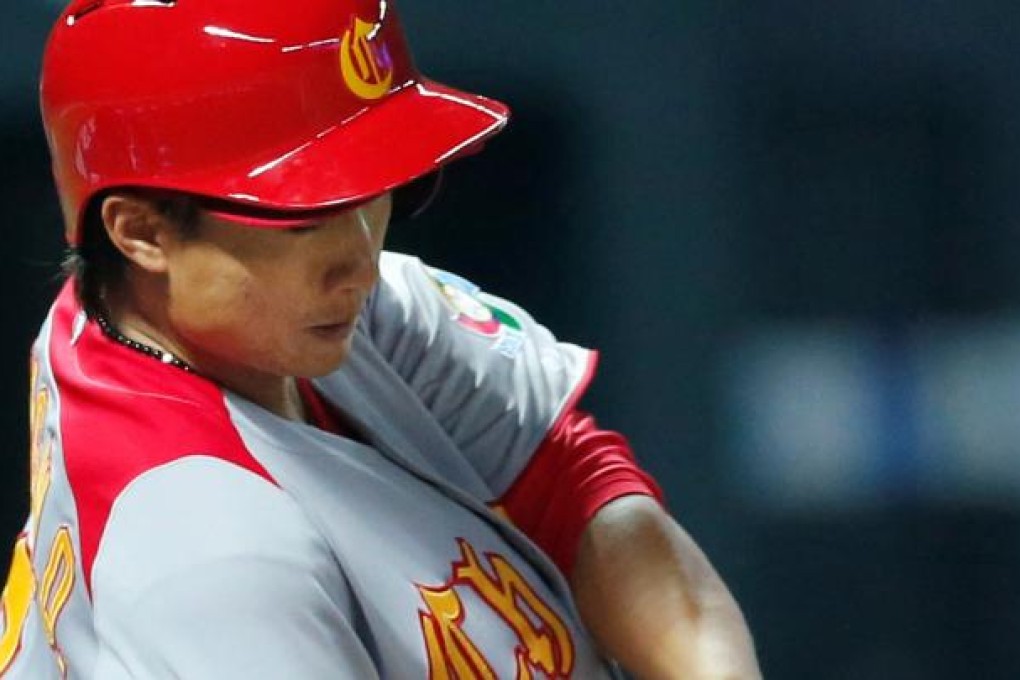 China's Meng Weiqiang breaks his bat in a World Baseball Classic game. Photo: AP
