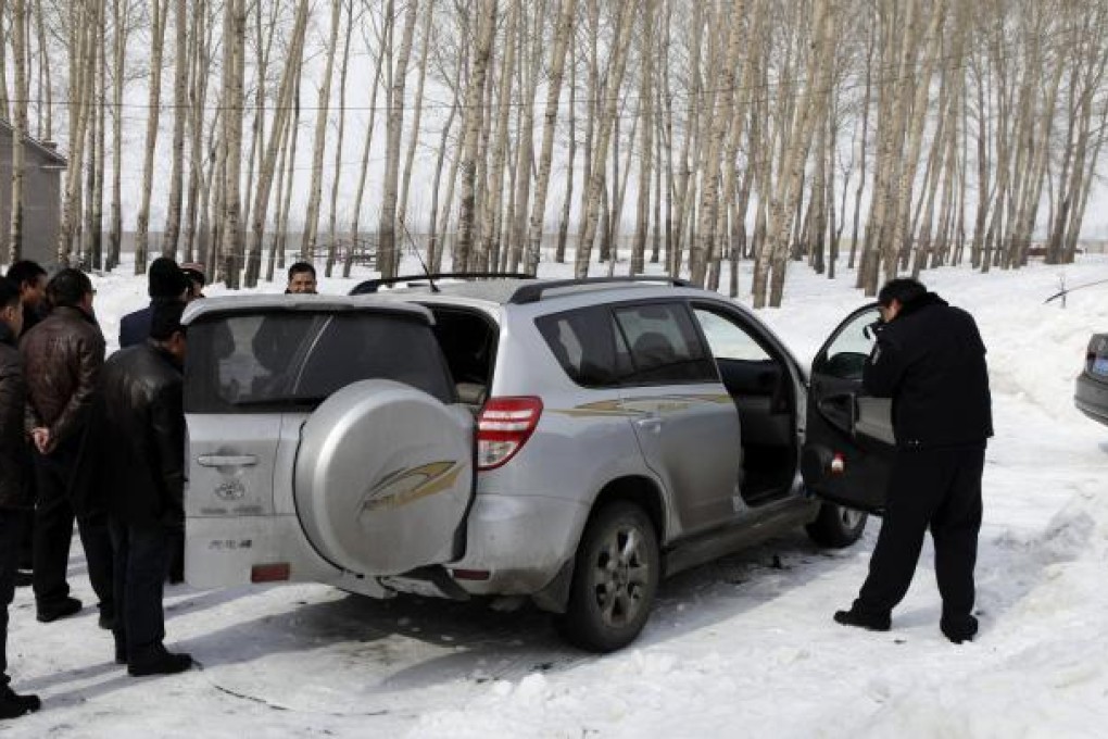 Police collect evidence yesterday from the SUV stolen from the dead boy's father. Photo: Xinhua