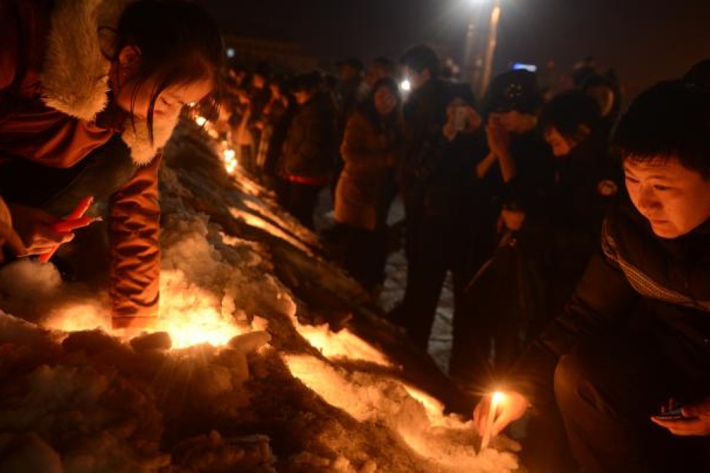 Local residents gather to mourn a baby who was strangled to death by a car thief in Changchun on March 5, 2013. Photo: Xinhua