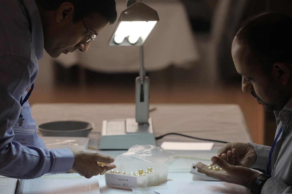 Pearl traders inspect the quality of the pearls, which are sought after by mainlanders. Photo: Paul Yeung