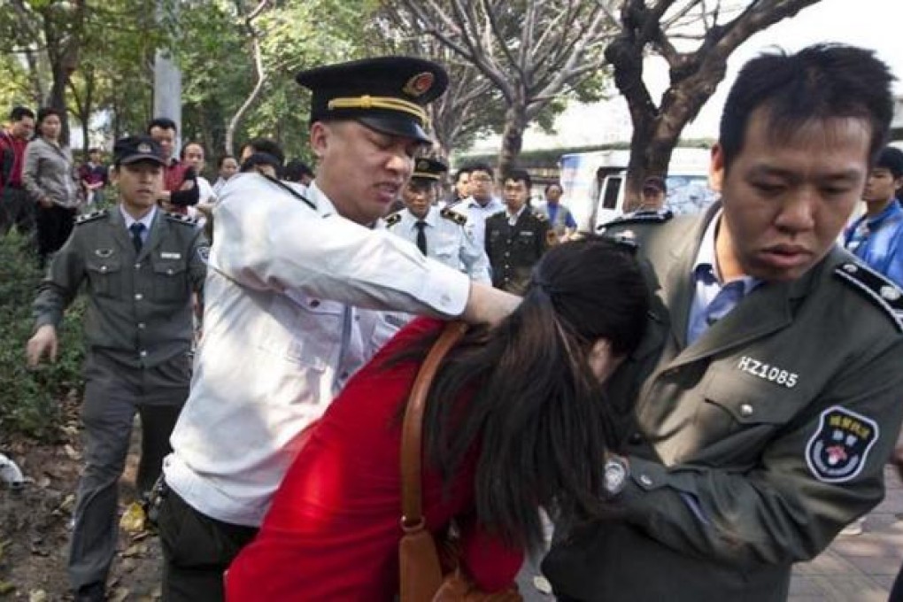 Photo from Nandu.com of Guangzhou urban management authorities 'grabbing' the hawker's neck. Photo: SCMP Pictures