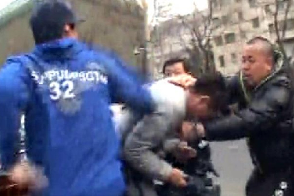 A TVB cameraman is attacked by unidentified men near activist Liu Xia's home in Beijing. Photo: Now TV