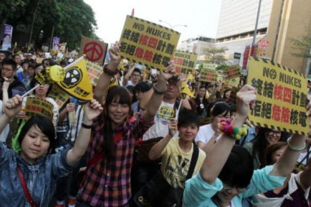 Taiwanese hold a slogan reading "Stop Nuclear Power Plant 4. Reject Dangerous Nukes" during a demonstration in Taipei on Saturday. Photo: AP