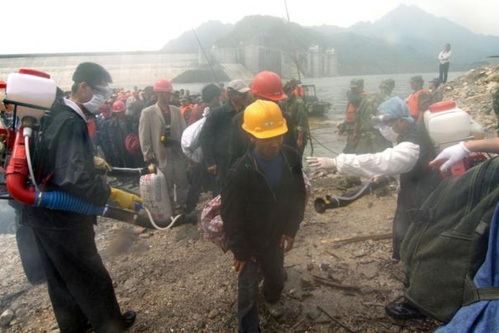 Survivors of the 2008 Wenchuan earthquake get evacuated to Zipingpu Dam, which could have been a cause of the quake. Photo: AFP