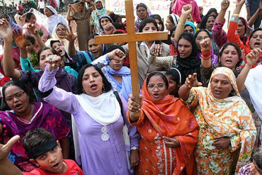 Pakistani Christians chant slogans during a demonstration demanding the government rebuild their homes after they were burned down following an alleged blasphemy incident in eastern Pakistan's Lahore. Photo: Xinhua