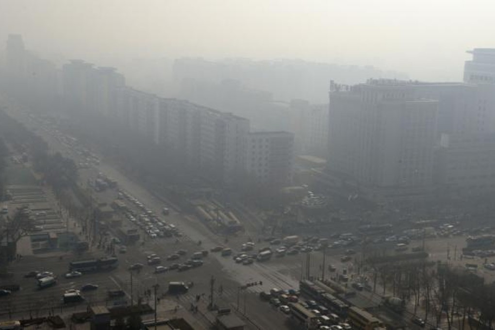 Smog shrouds streets and buildings in Beijing. Photo: Xinhua