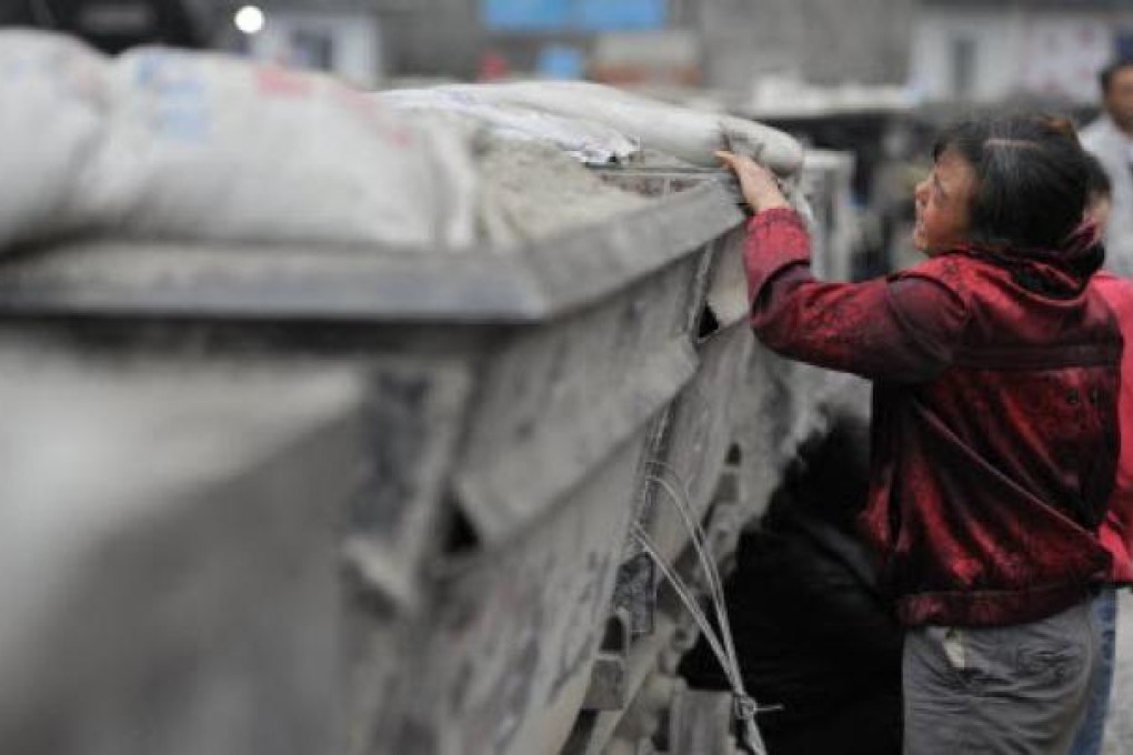 A family member of a miner cries at the site of the accident in Shuicheng County, southwest China's Guizhou Province. Photo: Xinhua