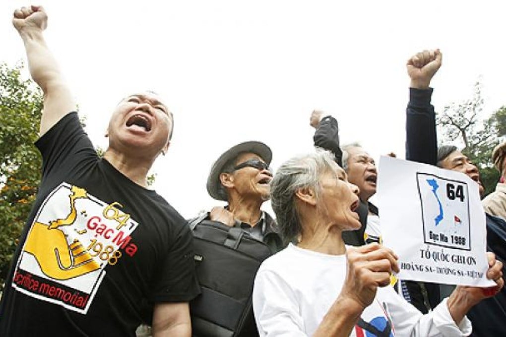Vietnamese protesters shout anti-China slogans during a flower-laying ceremony to mark the 25th anniversary of the 1988 naval battle between China and Vietnam near Spratly reefs. Photo: Reuters