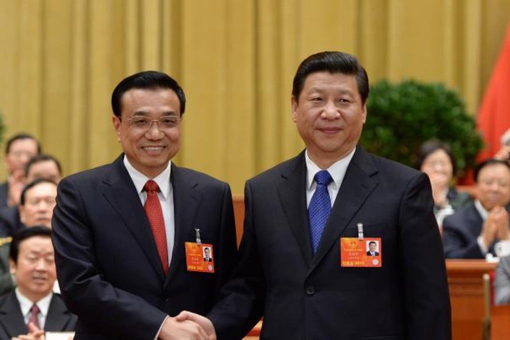 Li Keqiang shakes hands with Xi Jinping in Beijing on March 15, 2013. Photo: Xinhua