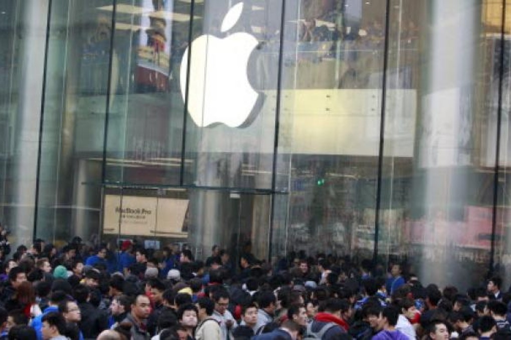 Chinese fans line up outside the new Apple Store before it opens in Wangfujing shopping district in Beijing. Photo: EPA