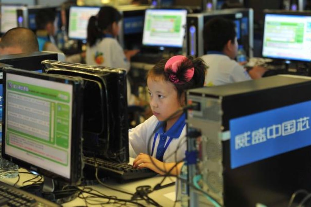Chinese children attend a computer class. A study found that less than half of the school pupils in mainland cities had no access to the internet. Photo: AFP